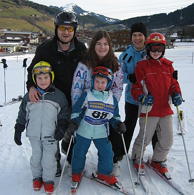 Familienfoto im Skiurlaub in Niederau (Wildschönau, Tirol, Jan. 2014) Familienfoto