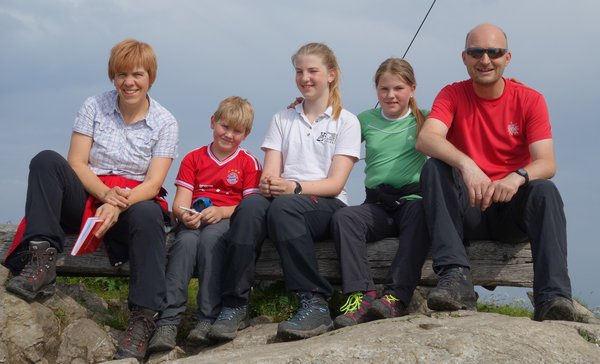 Auf dem Aggenstein (Familien-Hüttentour 2016 in den Tannheimer Bergen) Familienfoto