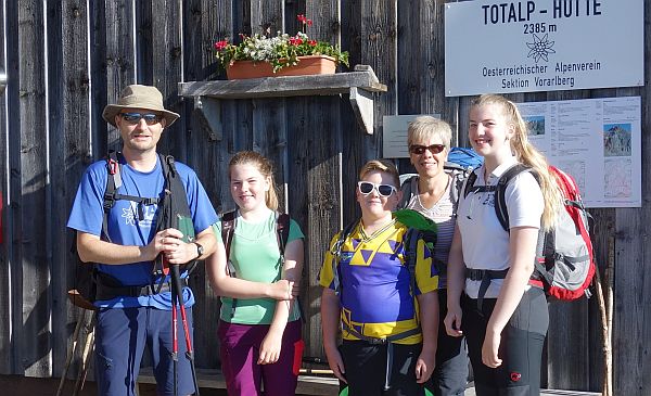 Vor der Totalphütte im Rätikon (Familienbergtour im Juli 2018) Foto