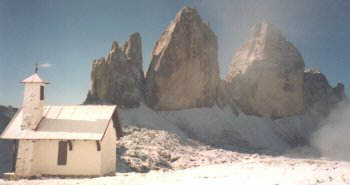 Die Kapelle an der Dreizinnenhütte und die Drei Zinnen